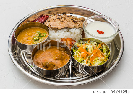 典型的なインドカレー Curry and Chapati typical Indian food 典型的なインドカレー Curry and Chapati typical Indian food 54743099