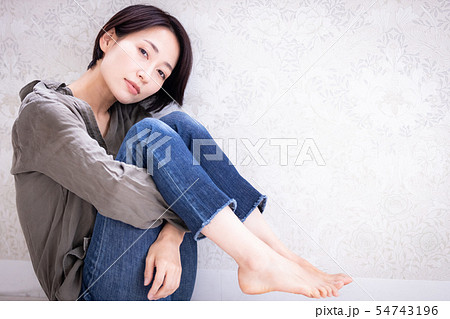 女性 ライフスタイル 膝を抱えるの写真素材