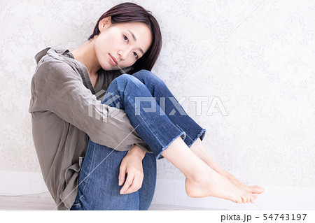 女性　ライフスタイル　膝を抱える 54743197