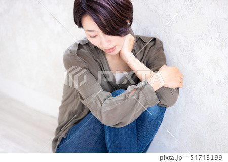 女性 ライフスタイル 膝を抱える 女性 ライフスタイル 膝を抱える 54743199