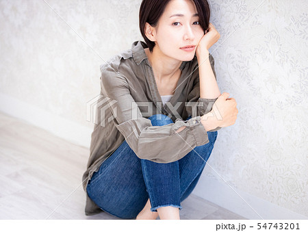 女性 ライフスタイル 膝を抱える 女性 ライフスタイル 膝を抱える 54743201