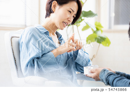 プレゼントを拒否する女性 54743866