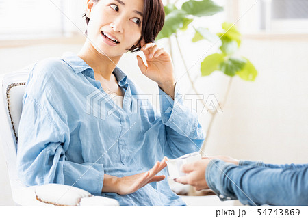 プレゼントを拒否する女性 54743869