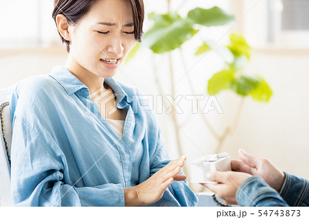 プレゼントを拒否する女性 54743873