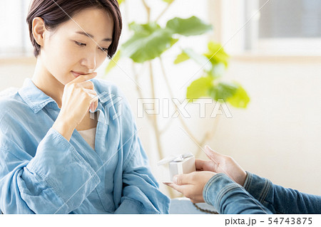 プレゼントに戸惑う女性 プレゼントに戸惑う女性 54743875