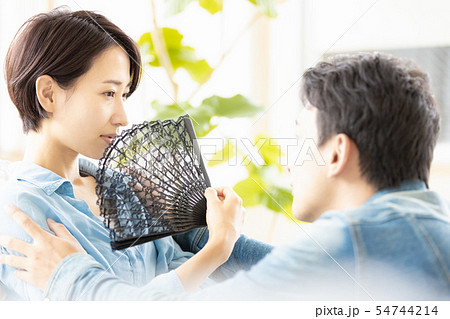 夫婦　カップル　説得する　弁解する　懇願する 54744214