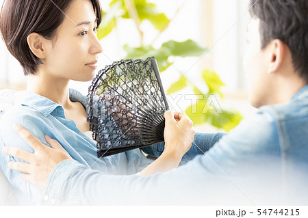 夫婦 カップル 説得する 弁解する 懇願する 夫婦 カップル 説得する 弁解する 懇願する 54744215