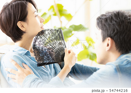 夫婦 カップル 説得する 弁解する 懇願する 夫婦 カップル 説得する 弁解する 懇願する 54744216