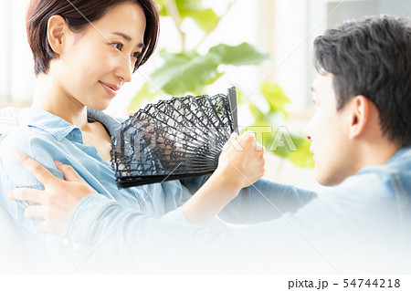 夫婦 カップル 説得する 弁解する 懇願する 夫婦 カップル 説得する 弁解する 懇願する 54744218