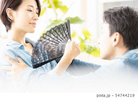 夫婦　カップル　説得する　弁解する　懇願する 54744219