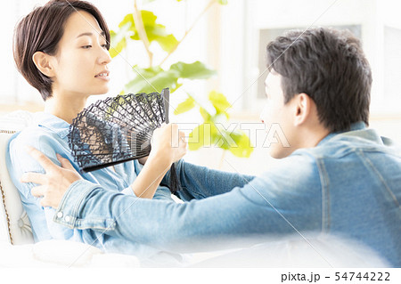 夫婦 カップル 説得する 弁解する 懇願する 夫婦 カップル 説得する 弁解する 懇願する 54744222