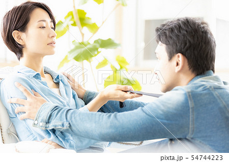 夫婦 カップル 説得する 弁解する 懇願する 夫婦 カップル 説得する 弁解する 懇願する 54744223