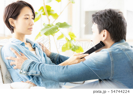 夫婦 カップル 説得する 弁解する 懇願する 夫婦 カップル 説得する 弁解する 懇願する 54744224
