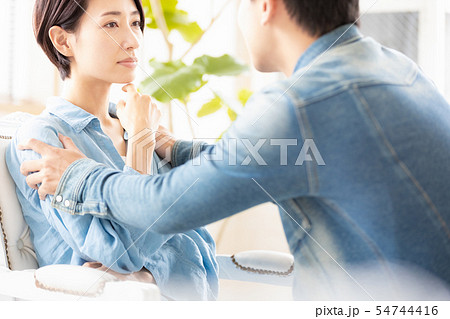 夫婦 カップル 励ます 説得する 弁解する 夫婦 カップル 励ます 説得する 弁解する 54744416