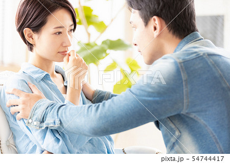夫婦　カップル　励ます　説得する　弁解する 54744417