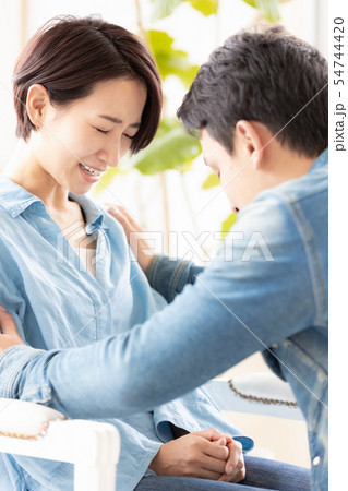 夫婦　カップル　励ます　説得する　弁解する 54744420