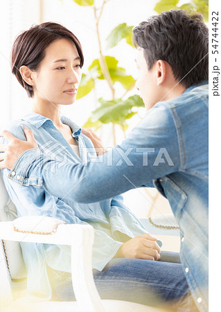 夫婦 カップル 励ます 説得する 弁解する 夫婦 カップル 励ます 説得する 弁解する 54744422