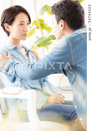 夫婦　カップル　励ます　説得する　弁解する 54744423