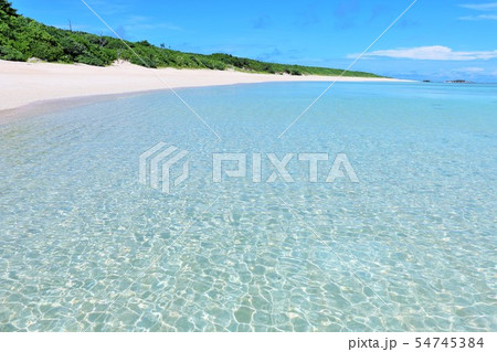 沖縄　青空と青い海の波照間島 54745384