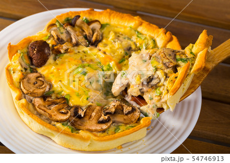 Shortcrust pastry pie with mushrooms 54746913