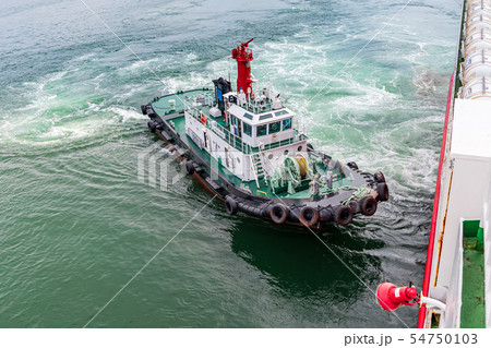 カーフェリーを押すタグボート 54750103