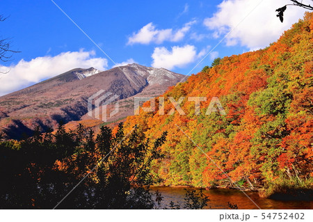 新雪の不忘山と紅葉の長老湖 新雪の不忘山と紅葉の長老湖 54752402