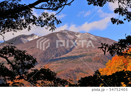 新雪の不忘山と山麓の紅葉 新雪の不忘山と山麓の紅葉 54752403