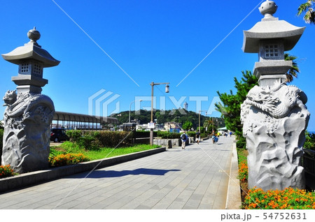 江の島　弁天橋手前の龍燈（石燈籠）と江の島 54752631