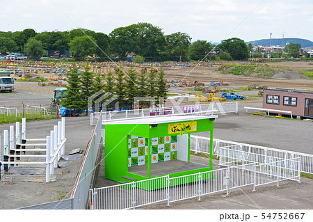 競馬ばんえい十勝　表彰台とパドック　後方に調教施設 54752667