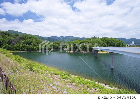 兵庫県西宮市の北山貯水池の眺め 兵庫県西宮市の北山貯水池の眺め 54754156