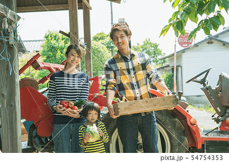 農場　家族イメージ 54754353