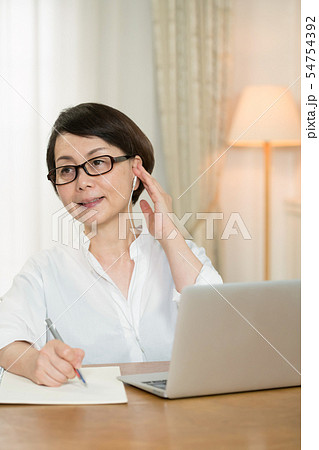 学習するシニア女性 学習するシニア女性 54754392