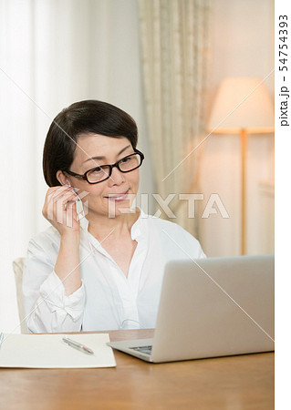 学習するシニア女性 54754393