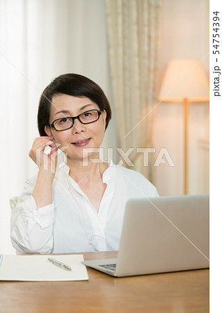 学習するシニア女性 学習するシニア女性 54754394