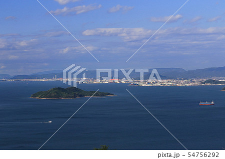 夕方の備讃瀬戸、塩飽諸島の志々島と多度津・丸亀・宇多津の街並み、五色台 54756292