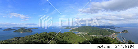 夕刻の紫雲出山から左、詫間湾と中央の荘内半島、右の燧灘を一望する 54756294