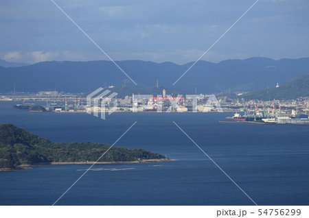 夕方の備讃瀬戸、志々島を手前に多度津・丸亀・坂出の工場地帯を望む 54756299