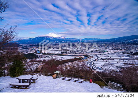 (静岡県)降雪した田方平野と富士山 (静岡県)降雪した田方平野と富士山 54757204