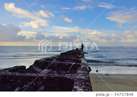 奄美大島 海岸で遊ぶ子供たち 1の写真素材