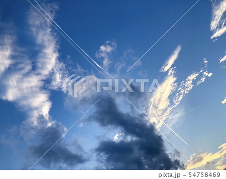 秋空と飛行機雲 秋空と飛行機雲 54758469