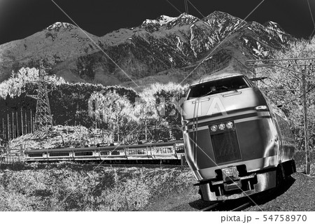 カーブを行く特急スーパーあずさ号イメージ カーブを行く特急スーパーあずさ号イメージ 54758970