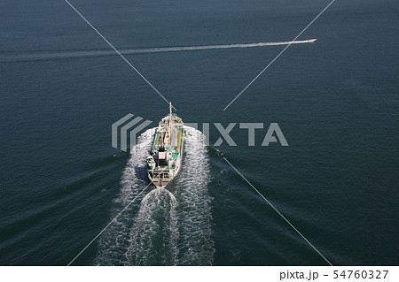 来島海峡大橋の上から橋の下を通過する貨物船を望む　貨物船の前を小さな船が横切ります 54760327