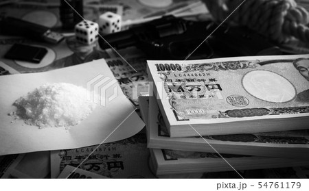 犯罪イメージ 違法薬物 賭博 ピストル 情報窃盗 一万円札 犯罪イメージ 違法薬物 賭博 ピストル 情報窃盗 一万円札 54761179