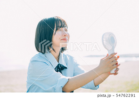 ポータブルファンを使う女子高生 54762291