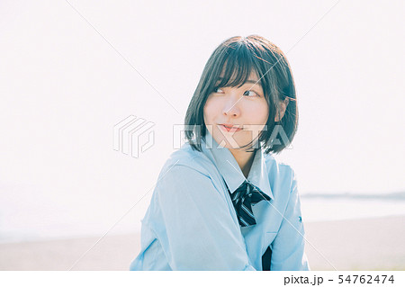 海岸でリラックスする女子高生 海岸でリラックスする女子高生 54762474