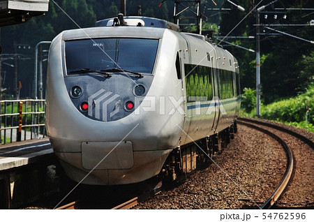 北陸本線、南今庄駅を通過する特急サンダーバード（681系） 54762596