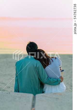 カップル　海　夕日 54762736