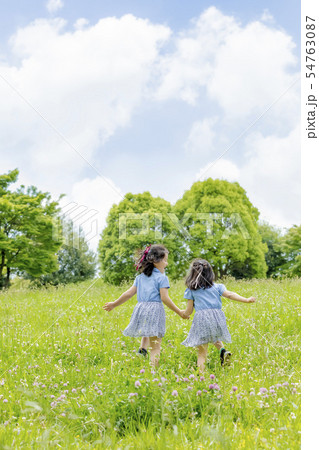 初夏の公園で遊ぶ姉妹の後ろ姿の写真素材 [54763087] - PIXTA
