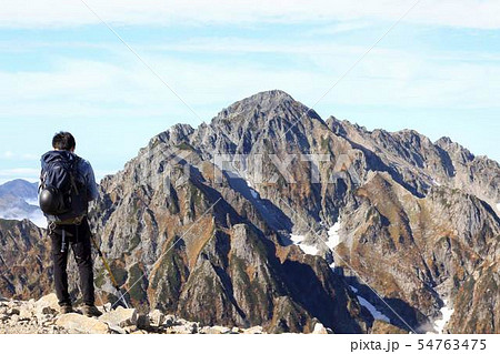 劔岳に挑む登山者 54763475