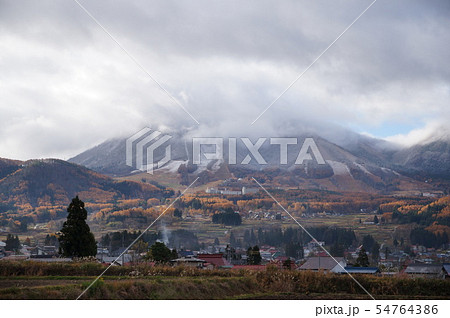 高社山　初雪　木島平村から望む 54764386